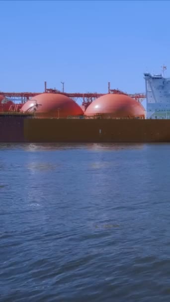 Buque Cisterna Gas Natural Licuado Navegando Por Puerto Industrial Día — Vídeo de stock