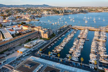 Cascais hava aracı, sahil kasabası güneşli yaz akşamlarında Lizbon yakınlarındaki marina, insansız hava aracı bakış açısı. Atlantik Okyanusu 'nun suları, kayalık kıyı şeridi, yelkenliler, yatlar, denizaltıların demirlediği katamaranlar, alçak