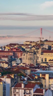 Güzel zaman dilimi 4K görüntüleri, Lizbon, Portekiz, sabah güneşleri şehir merkezinde parlıyor, Tagus nehri boyunca sis ve 25 de Abril köprüsü. Renkli şehir manzarası, yaz tatilleri, seyahat beldesi, turizm
