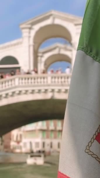 Итальянский Морской Флаг Размахивающий Течение Дня Вапоретто Водным Автобусом Гранд — стоковое видео