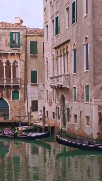 Gondolas Går Ner Smala Vattenvägar Eller Rio Dagtid Venedig Italien — Stockvideo