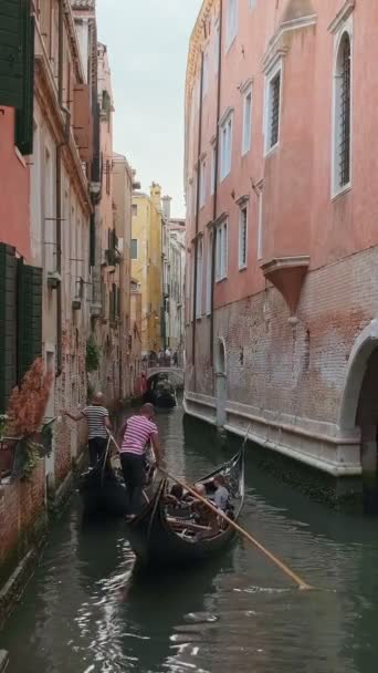 Gondels Gaan Overdag Smalle Waterweg Rio Venetië Italië Gondelboot Navigeerboot — Stockvideo