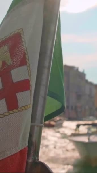 Italiaanse Maritieme Vlag Zwaaien Rond Voorgrond Tijdens Een Boottocht Grand — Stockvideo