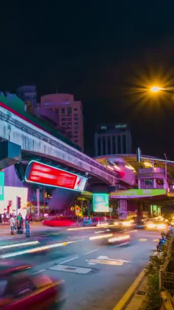Κάθετη Timelapse Της Σύγχρονης Ασιατικής Πόλης Διασταύρωση Νύχτα Αυτοκίνητο Φως — Αρχείο Βίντεο