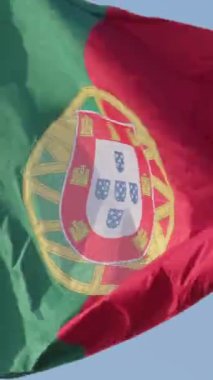 Mavi gökyüzünde güneşli bir günde soldan sağa esen Portekiz bayrağının yakın görüntüsü. Vatanseverlik, demokrasi, siyaset, ulus, Avrupa Birliği üyesi ülke. Gerçek görüntüler.