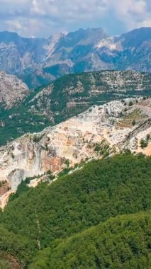 İtalya, Carrara 'daki ApuAlps' teki mermer ocağının yavaş havadan çekilmiş görüntüsü. Güneşli bir günde insansız hava aracı vuruldu. Antik Roma 'dan beri kazılan meşhur beyaz Carrara mermeri. Birçok başyapıt için kullanıldı.