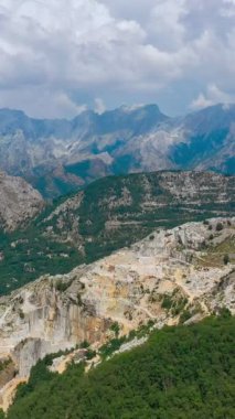 İtalya, Carrara 'daki ApuAlps' teki mermer ocağının yavaş havadan çekilmiş görüntüsü. Güneşli bir günde insansız hava aracı vuruldu. Antik Roma 'dan beri kazılan meşhur beyaz Carrara mermeri. Birçok başyapıt için kullanıldı.