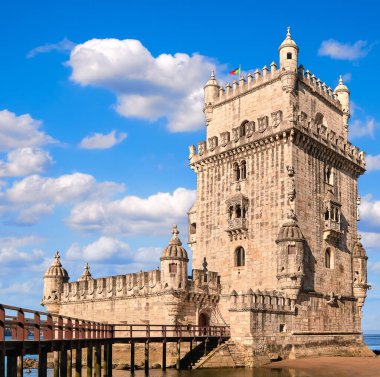 Belem kulesi ve ahşap köprü, Lizbon, Portekiz mavi yaz günü gökyüzü bulutlu. Tagus Nehri 'ndeki ortaçağ kalesi Gotik veya Manueline tarzı, UNESCO dünya mirası alanı, Keşifler Çağı