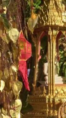 Geleneksel Thai Buddha sunağı, Busabok, para, tütsü çubuğu, adak, Lanna feneri. Dilekleri ve vaatleri olan altın yapraklı Bodhi ağacı. Seçici odak, bulanık arkaplan