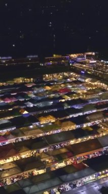 Geceleri renkli açık hava çadırı ve gıda tezgahlarının üzerinde dolaşıyorlar. Fuarlar, pazarlar, küçük işletmeler, dışarıda alışveriş ve yemek, Asya pazarları, yerel gelenekler, turist tuzakları veya