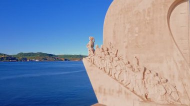 Keşifler Anıtı 'nın havadan görünüşü ya da Keşif Çağı' ndan Keşif Çağı 'na Padrao dos Descobrimentos Büyük Portekizli denizcilerin heykelleri ile kılıç şeklinde güneşli bir günde berrak mavi gökyüzünde