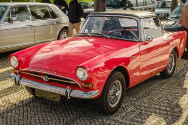 Lizbon, Portekiz - 20 Ocak 2024: Red Subeam Alpine IV üstü açık spor araba kaldırım yolunda park edilmiş. Rootes Group, İngiltere 'den klasik iki koltuklu roadster ya da damperli coupe