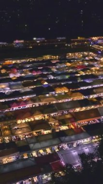 Geceleri renkli açık hava çadırı ve gıda tezgahlarının üzerinde dolaşıyorlar. Fuarlar, pazarlar, küçük işletmeler, dışarıda alışveriş ve yemek, Asya pazarları, yerel gelenekler, turist tuzakları veya