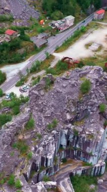 Apuan Alps dağlarındaki terk edilmiş mermer ocakları, çevresindeki orman ve yollar, Carrara, Toskana, İtalya 'daki hava ve iniş. İnsansız hava aracı, gündüz görüş mesafesi, park etmiş ya da terk edilmiş arabalar.