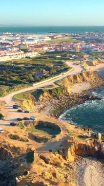 Dolly, Portekiz 'in Penishe adası ve kasabasının akşam güneşinde insansız hava aracı görüntülerini ortaya çıkardı. Okyanus dalgaları kayalık uçurumları dövdü. Yüksek uçurum yarımadasındaki güzel balıkçı kasabasının havasını yakınlaştır. İHA uçar