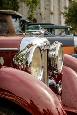 Lizbon, Portekiz - 15 Ekim 2023: Yan görüş farına yakın çekim ve klasik kırmızı Lagonda LG45 'in ön çamurluğu seçici odak noktasında. 1930 'ların lüks spor arabası, 2 kapılı damperli coupe versiyonu, Lagonda, İngiltere