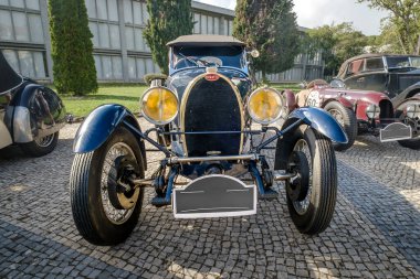 Lizbon, Portekiz - 15 Ekim 2023: Garaj yoluna park edilmiş orijinal koyu mavi renkli Bugatti tipi 40 Grand Sport araba. 1930 'larda Bugatti, Fransa' dan Grand Tourer araba ya da roadster. Büyük farlar.