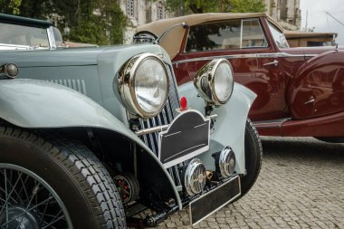 Lizbon, Portekiz - 15 Ekim 2023 Gri Aston Martin 'in şık ön kısmı 15-98 damperli coupe tarihi binanın yakınına park edilmiş. Lüks 2 koltuklu Grand Tourer sınıfı araba, 1930 'larda, Aston Martin tarafından.