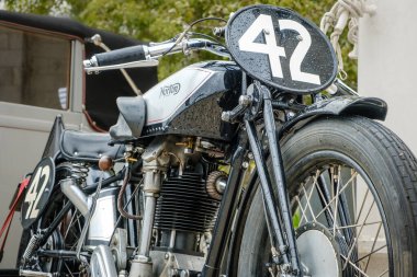 Lizbon, Portekiz - 15 Ekim 2023: Efsanevi Norton ES2 motosikletinin park halindeki bayrak direği ve klasik araba, Norton Motors Ltd, Aston, Birmingham, İngiltere, İngiltere