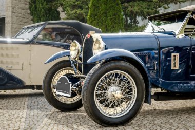 Lizbon, Portekiz - 15 Ekim 2023: Orijinal koyu mavi renkli Bugatti Tipi 40 Grand Sport arabası diğer tarihi otomobil modelinin yakınına park edilmiş. 1930 'larda Bugatti, Fransa' dan Grand Tourer araba ya da roadster.