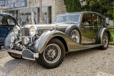 Lizbon, Portekiz - 15 Ekim 2023: Zarif Alvis Speed 25, güneşli bir günde kaldırım taşı yolunda sabit kafa parketti. 1930 'larda Alvis Araba ve Mühendislik Şirketi tarafından 4 kapılı lüks bir tur arabası.