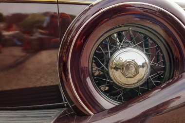 Lizbon, Portekiz - 15 Ekim 2023 Buick Serisi 60 sedan arabanın yedek lastiği orijinal metal kaplı. 1933 'ten kalma ikonik bir gangster arabası için tekerlek ve lastik. Orta başlıkta Buick B logosu var. 