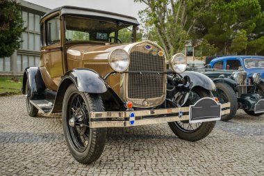 Lizbon, Portekiz - 15 Ekim 2023: Ford Model A ya da A-Model Ford ya da A-bone in 5 Window Coupe in orijinali kahverengi renkli parke yolu üzerinde diğer eskilerin yakınına park edilmiş