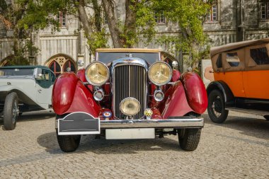 Lizbon, Portekiz - 15 Ekim 2023: Klasik Araba sahipleri buluşması sırasında güneşli bir günde tarihi binanın yakınına park edilmiş klasik Lagonda LG45 modelinin ön görüntüsü. 1930 'ların lüks spor arabası, 2 kapılı damperli coupe.