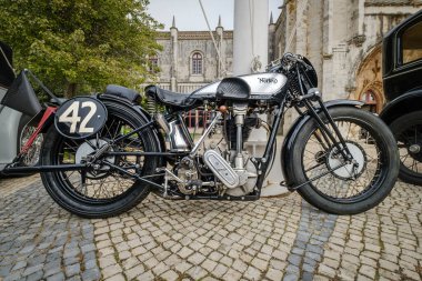 Lizbon, Portekiz - 15 Ekim 2023: Norton Motors Ltd, Aston, Birmingham 'ın meşhur Norton ES2 motosikletinin yan görüntüsü, tarihi bina yakınlarındaki kaldırım taşı yolda park edilmiş. Güvenilir ve çok popüler.