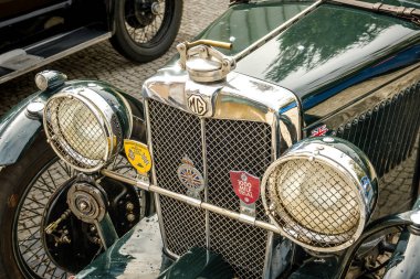 Lizbon, Portekiz - 15 Ekim 2023: MG K-Type Magnette 'in ön yüzü, K3 versiyonu, MG otomobil şirketi Ltd, İngiltere yıllık Klasik Araba Sahipleri toplantısında çekildi. Büyük farlar, radyatör ızgarası, aç.