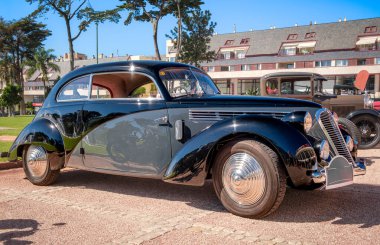 Lizbon, Portekiz - 29 Eylül 2024: Güneşli bir şehir ortamında eşsiz 1938 Lancia Aerodinamica arabası. Futuristik tasarım, spor araba, Lancia 'dan iki renkli, gri ve siyah iki kapılı coupe.