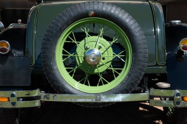 Lizbon, Portekiz - Sep 29, 2024: Güneşli bir günde Ford Model A veya A-Model Ford veya A modeline yakın görüş ve bagaja bağlı bir yedek tekerlek. Tel tekerlek krom detayları, güneş ışıkları, ikonik Ford.