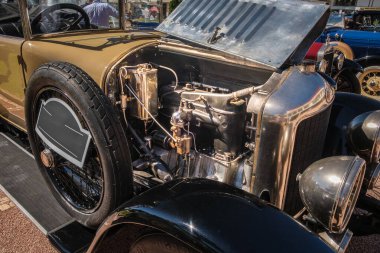 Lizbon, Portekiz - Sep 29, 2024: Güneşli bir günde açık kaput ve 1923 model Minerva 20HP torpido otomobili, eski tip motor parçaları ve ince işçilik, karbüratörler ve