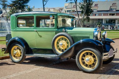 Lizbon, Portekiz - Sep 29, 2024: Güneşli bir günde geleneksel Klasik Araba Sahipleri toplantısı sırasında Ford Model A veya A-Model Ford 'un veya orijinal yeşil renkli A ve A-bone' un kaldırım taşı yolda park edilmiş görüntüsü