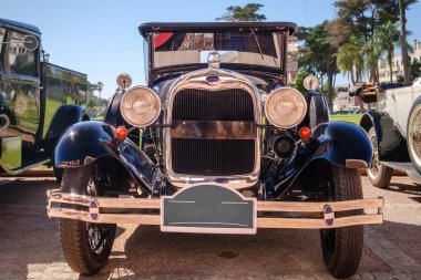 Lizbon, Portekiz - Sep 29, 2024: Klasik Ford Model A ya da A-Model Ford 'un ya da orijinal mavi renkli A ve A-bone' un ön görüntüsü, geleneksel klasik klasik araba sırasında diğer eski arabaların yakınına parke taşı yolda park edilmiştir.