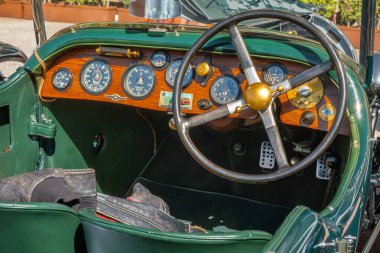 Lizbon, Portekiz - Sep 29, 2024: 1924 model Bentley 4 koltuklu Taylor. Gösterge paneli ve direksiyon simidi, deri ve ahşap, krom anahtarlar ve 2 'nin kontrolleri