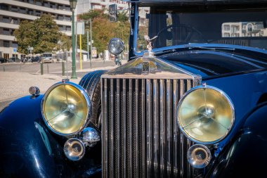 Lizbon, Portekiz - Sep 29, 2024: Güneşli bir şehir ortamında efsanevi ve lüks 1937 Rolls-Royce Phantom III. Ön ızgara, radyatör, farlar ve Ecstasy Ruhu 'nun ikonik maskotu. Son