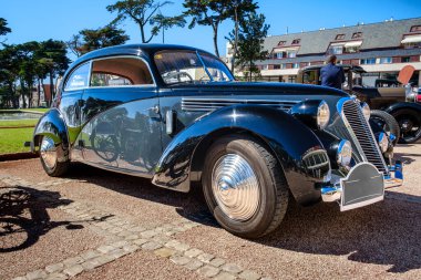 Lizbon, Portekiz - 29 Eylül 2024: Güneşli bir şehir ortamında eşsiz 1938 Lancia Aerodinamica arabası. Futuristik tasarım, spor araba, Lancia 'dan iki renkli, gri ve siyah iki kapılı coupe.