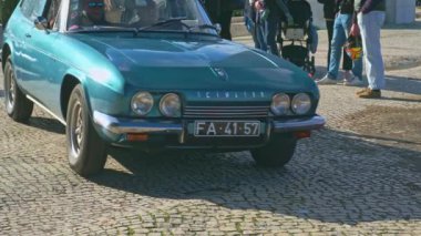 Lizbon, Portekiz - 20 Ocak 2024: Güneşli bir günde İngiliz araba sahipleri kulübü toplantısı sırasında arabalar yavaş yavaş geçiyor. İnsanlar Scimitar, Jaguar, Lotus 'un modern ve klasik araba geçit töreninden zevk alıyorlar.