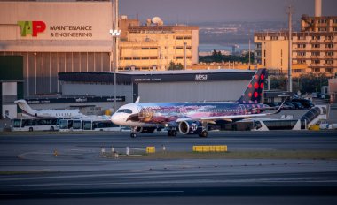 Lizbon, Portekiz - 9 Mayıs 2024: Brüksel Airlines Airbus A320 neo in color Amare forvery esinlenilmiştir. TAP Bakım ve Mühendislik