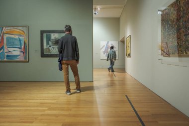 13 Ocak 2024 - Lizbon, Portekiz: İki ziyaretçi, Portekiz 'deki Berardo Müzesi olarak bilinen Centro Cultural de Belem' in duvarlarında sergilenen soyut sanat eserlerini araştırıyor. Çağdaş düşünen tek bir kişi