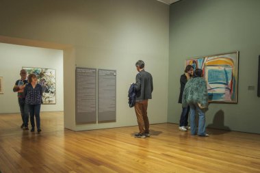 13 Ocak 2024 - Lizbon, Portekiz: Ziyaretçiler Berardo Koleksiyon Müzesi 'ndeki çeşitli sergilerde çeşitli resimlerle ilgileniyorlar, gezinti salonlarında geziyorlar, bilgi panelleri okuyorlar ve Portekiz ve uluslararası sanatın 20. ve 21. yüzyıllardan kalma sanat eserlerini inceliyorlar.