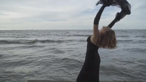 Mujer Joven Elegante Vestido Largo Negro Bailando Con Las Manos — Vídeos de Stock