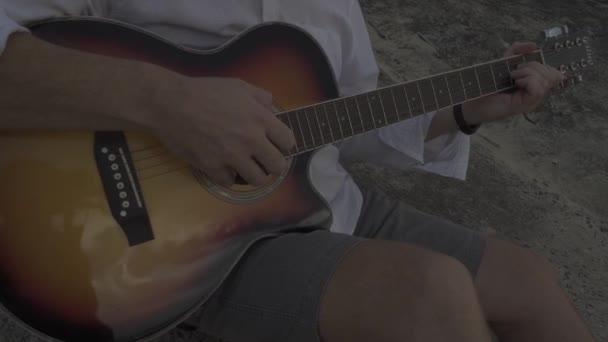 Κοντινό Πλάνο Του Μουσικού Παίζει Χαρτιά Κιθαρίστας Παίζει Κιθάρα Εξωτερικούς — Αρχείο Βίντεο