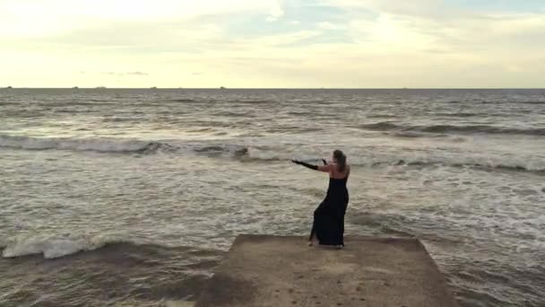 Mujer Elegante Con Bufanda Bailando Muelle Vista Del Dron Mar — Vídeos de Stock