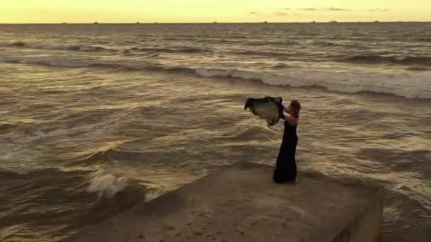 Elegantní Žena Šátkem Tančícím Molu Pohled Drony Okouzlující Dáma Černých — Stock video