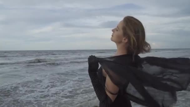 Mujer Joven Elegante Vestido Negro Bailando Con Las Manos Arriba — Vídeos de Stock