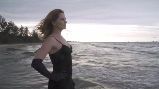 Siyah Elbiseli Zarif Genç Bir Bayan Iskelede Uzun Eldivenler Tatil — Stok video