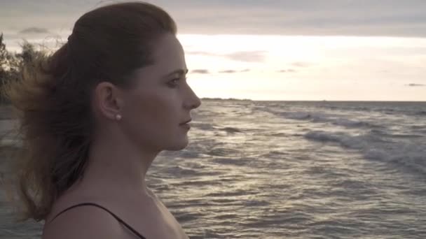 美丽的特写严肃而浪漫的女人的脸远远地凝视着大海的背景 — 图库视频影像