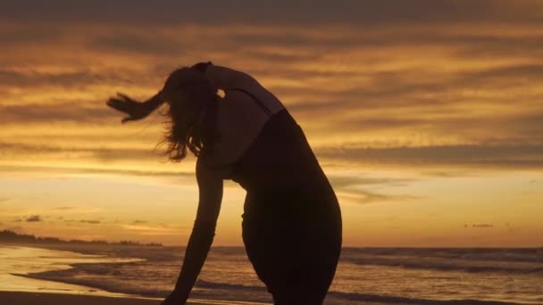 Mladá Šťastná Romantická Dívka Stojí Nebo Tančí Pláži Při Západu — Stock video